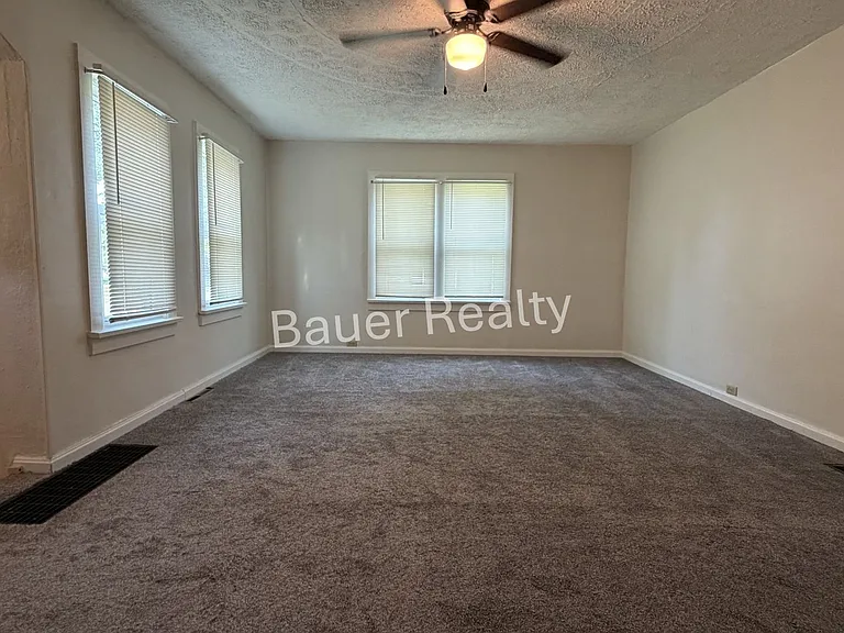 728 W 10th St — Photo 8