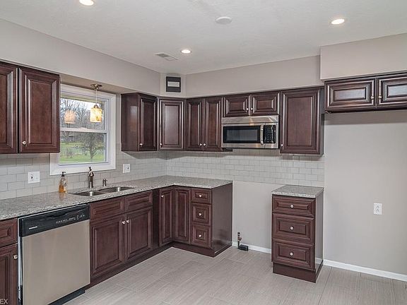 2nd image of 2376 Heatherlane Dr