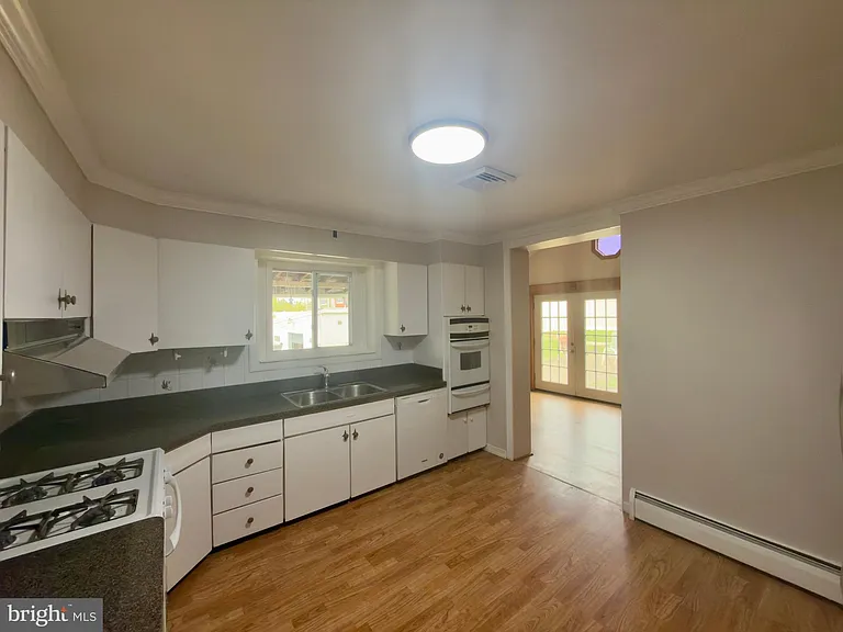 422 W 6th Ave — Photo 41