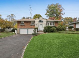 11 Mackay Dr, Hauppauge, NY 11788