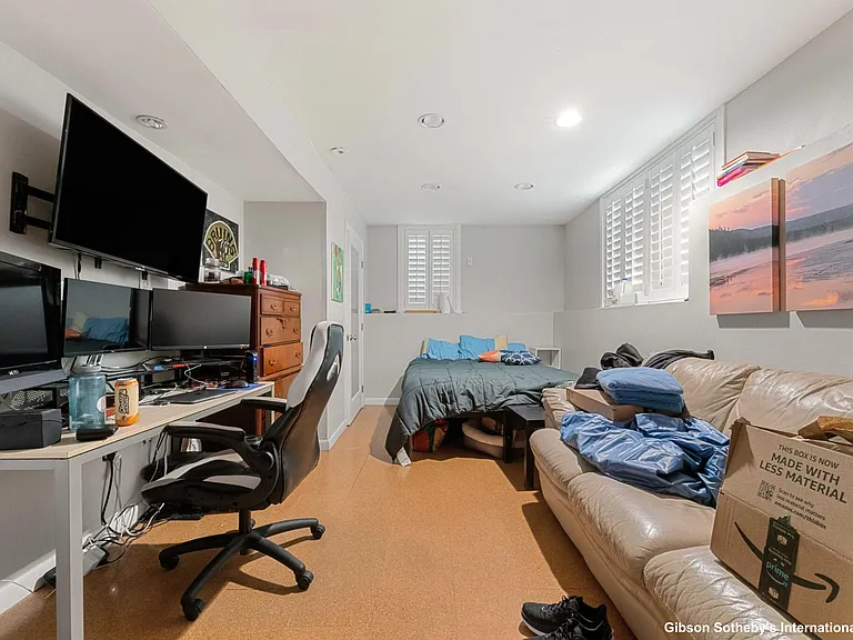304 W 3rd St — Photo 17