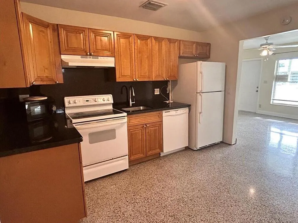 3 bed, 1017 sqft, $2,800 — Photo 4