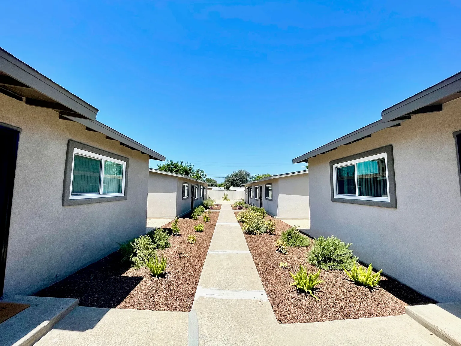 2 bed, 750 sqft, $2,075 — Photo 2