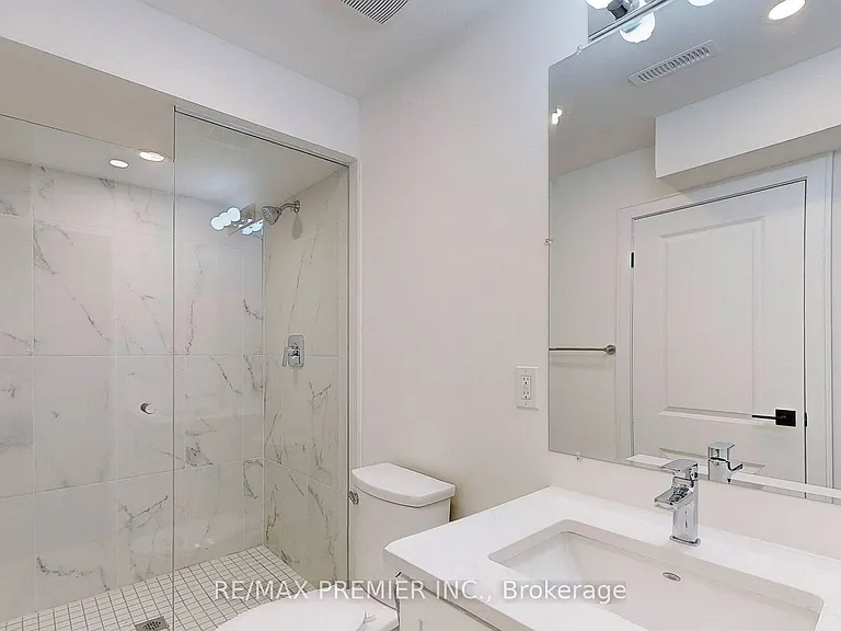 208 McRoberts Ave W #LOWER — Photo 12