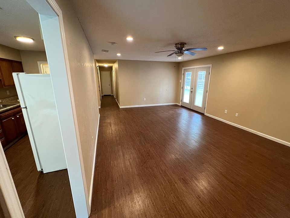 1st image of 3614 Oak Creek Cir