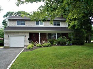 555 Brooklyn Blvd, Brightwaters, NY 11718