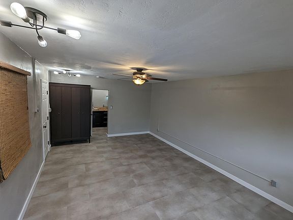 4th image of 4312 52nd St #B