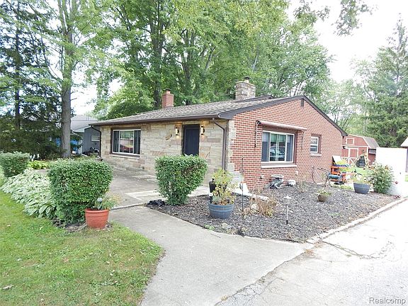 2nd image of 4006 N River Rd