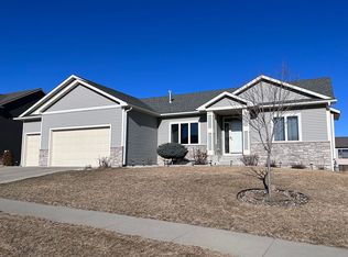 3413 Stonehedge Dr NE, Rochester, MN 55906