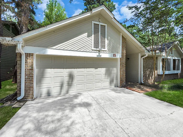 15 Brentwood Oaks Ct — Photo 2