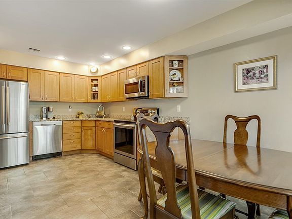 4th image of 226 Springmeadow Dr Unit D