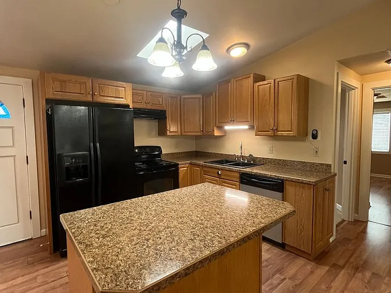 989 1/2 Laurelhurst Dr — Photo 1