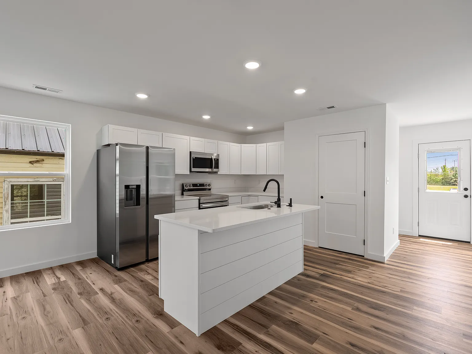 211 Avenue C — Photo 4