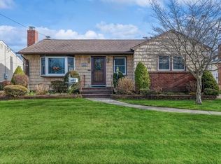 676 Pleasant Ave, Westbury, NY 11590