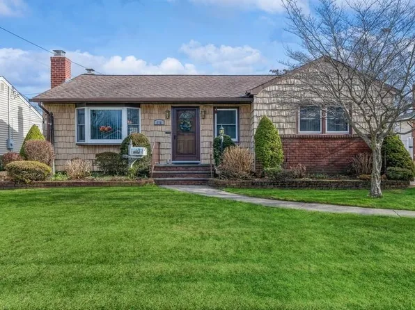 676 Pleasant Avenue, Westbury, NY 11590