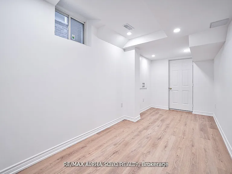 1229 McCron Cres — Photo 9