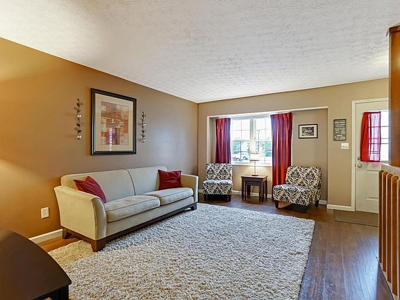 3rd image of 7889 Woodhouse Ln