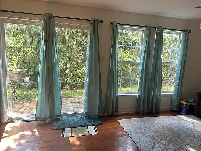 1051 Sparrow Way — Photo 4