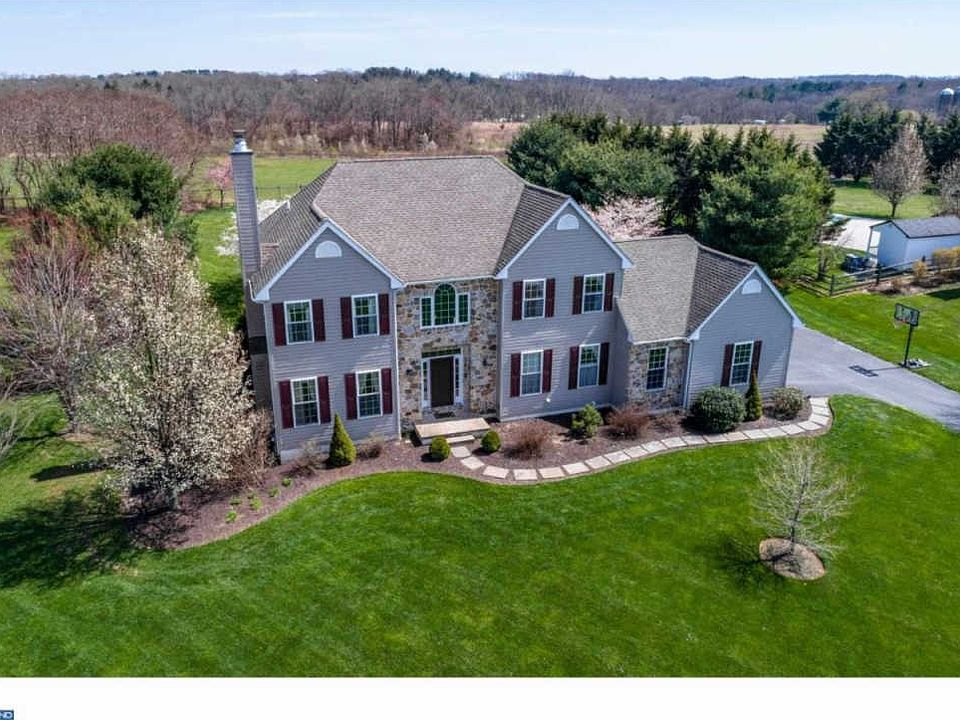 1st image of 225 Crimson Dr