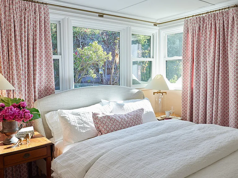 'Garden Bedroom' - King Size bedroom at the back of the house with windows framed with flowering bougainvillea and succulents. Large closet outfitted with hang bar and rod.
This bedroom could also be a great Au Pair or MIL suite or study.