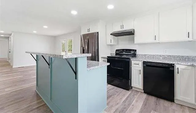 2521 Jayson St — Photo 8