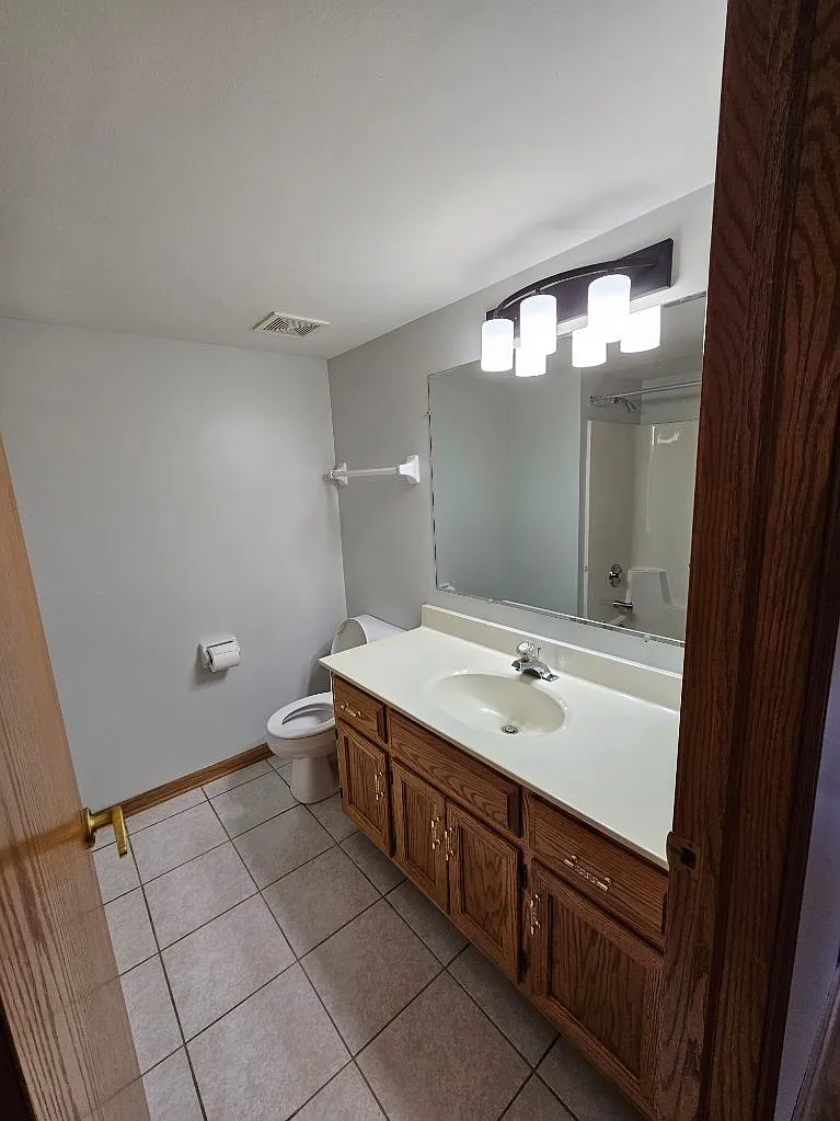 2 bed, 1150 sqft, $2,200 — Photo 3