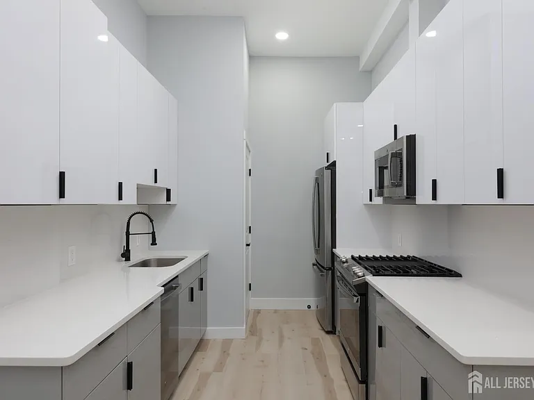 365 George St #2 — Photo 5