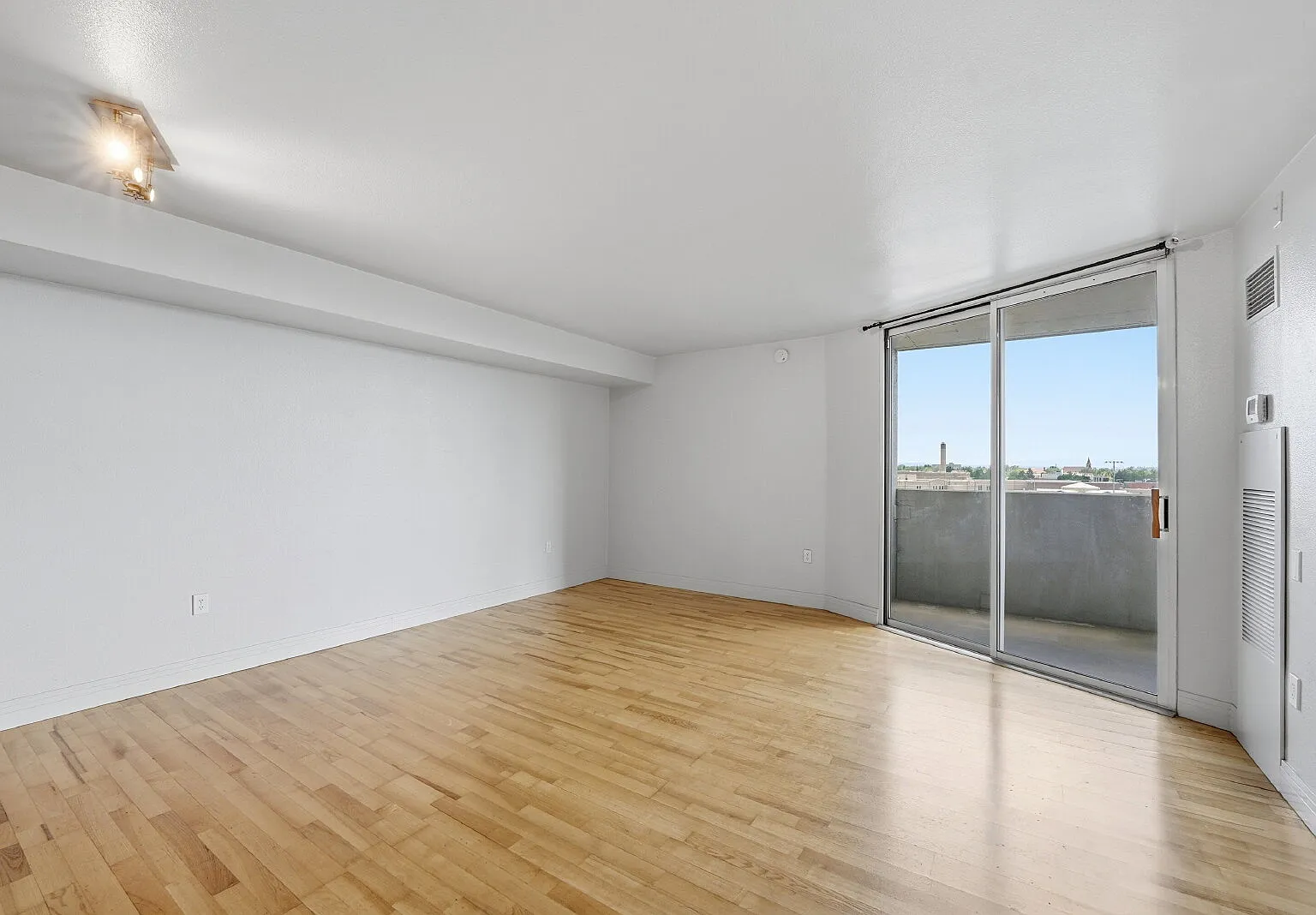 1 bed, 1.0 bath, 659 sqft, $1,546 — Photo 2