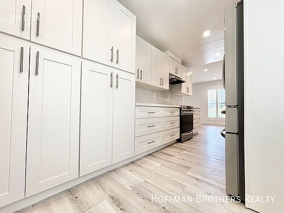 3rd image of 607 San Vicente Blvd #210