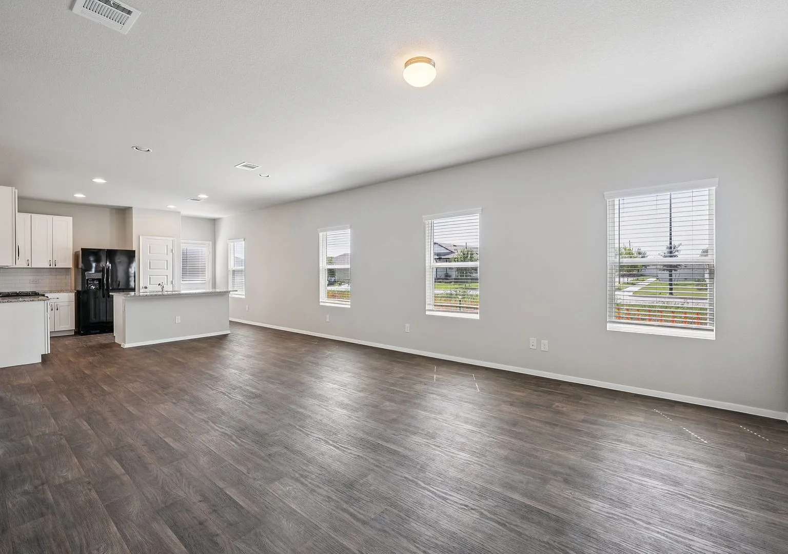 Like New 3-Bed Home in Amenity-Rich Elgin Community Easy Access to Austin! — Photo 4