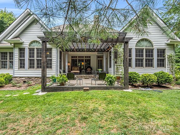 3rd image of 33 Willow Place Cir