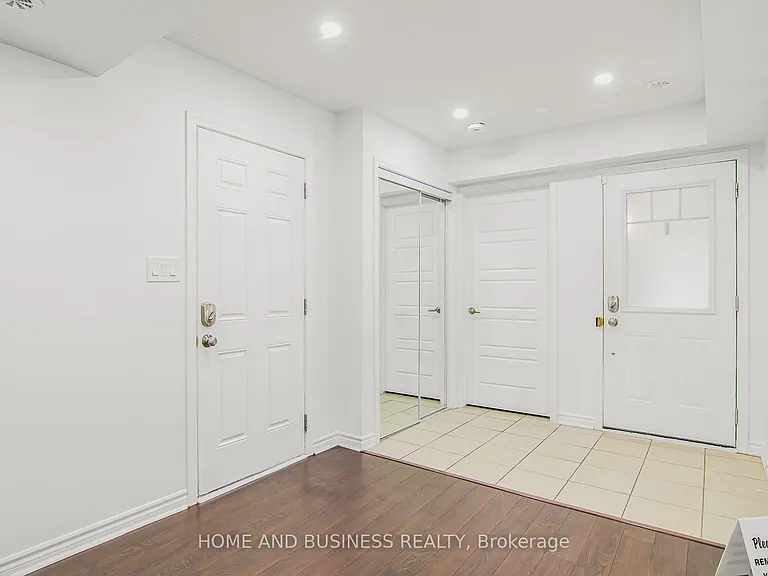 1135 Duignan Cres — Photo 6