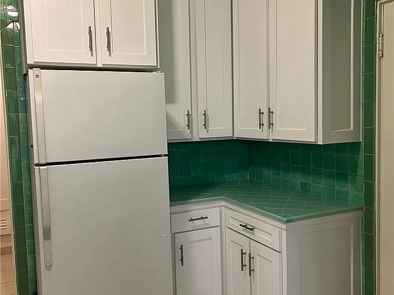 425 S Palm Dr — Photo 16