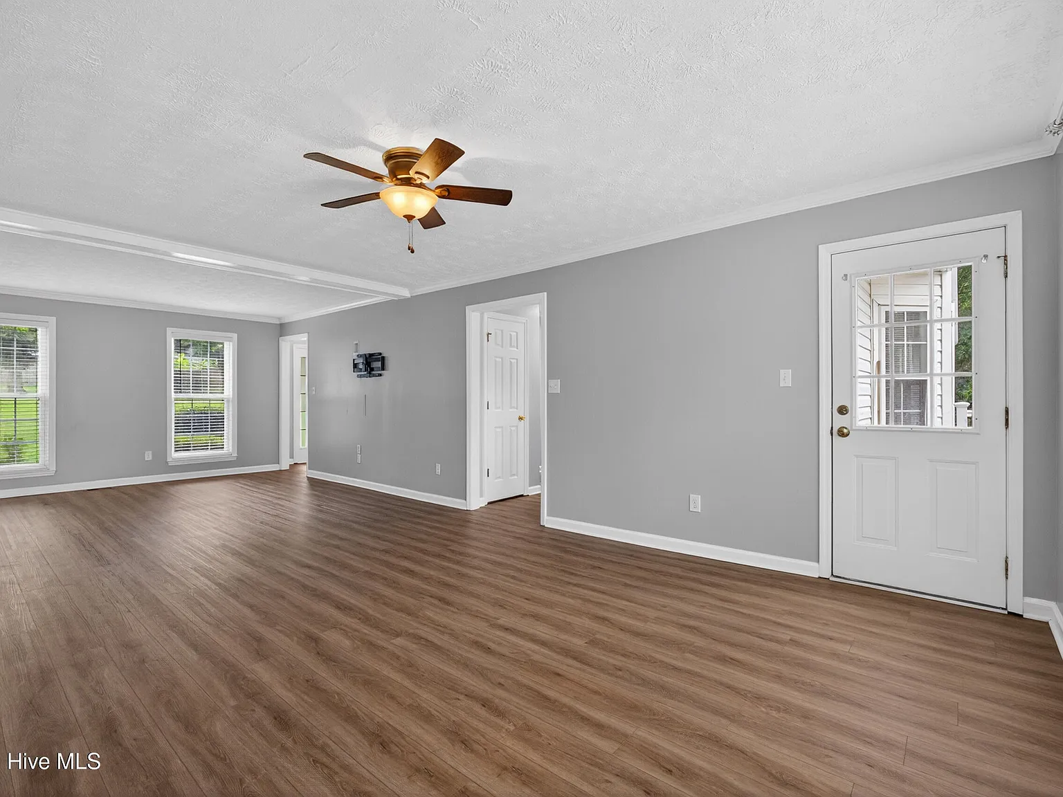 5 bed, 2.5 bath, 2569 sqft, $2,300 — Photo 2