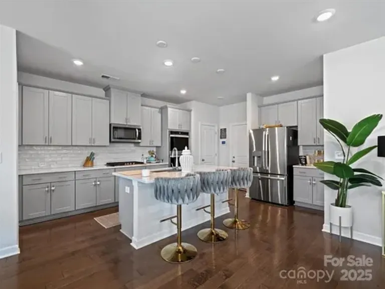 571 Palmarosa St #130 — Photo 7