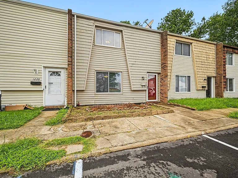 1216 Green Cedar Ln — Photo 4
