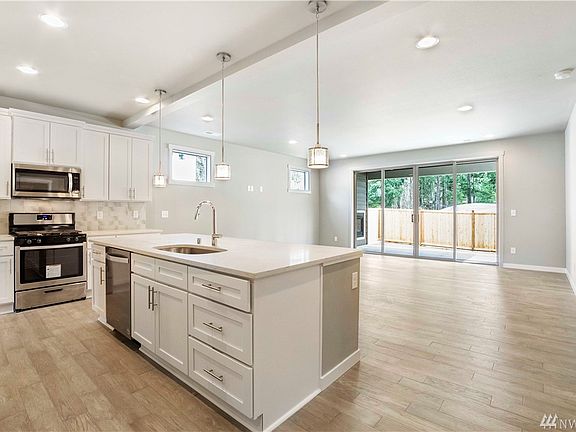 Large kitchen island perfect for entertaining!