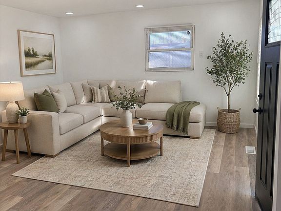 4th image of 2745 Caroline Ave