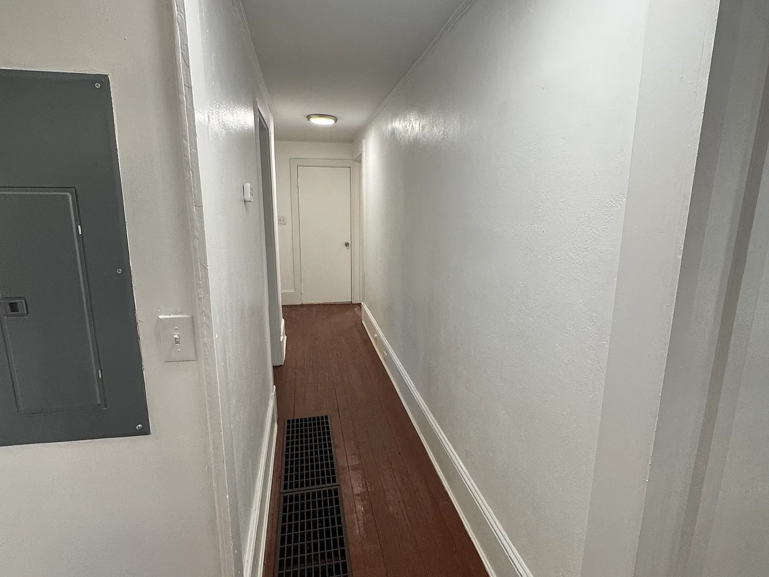 3 bed, 1.0 bath, 2550 sqft, $1,700 — Photo 4