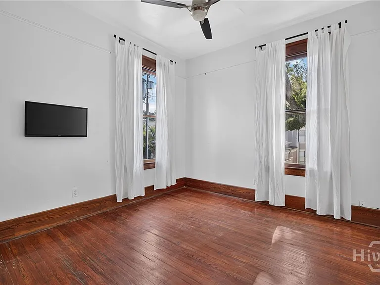 114 W Waldburg St — Photo 23
