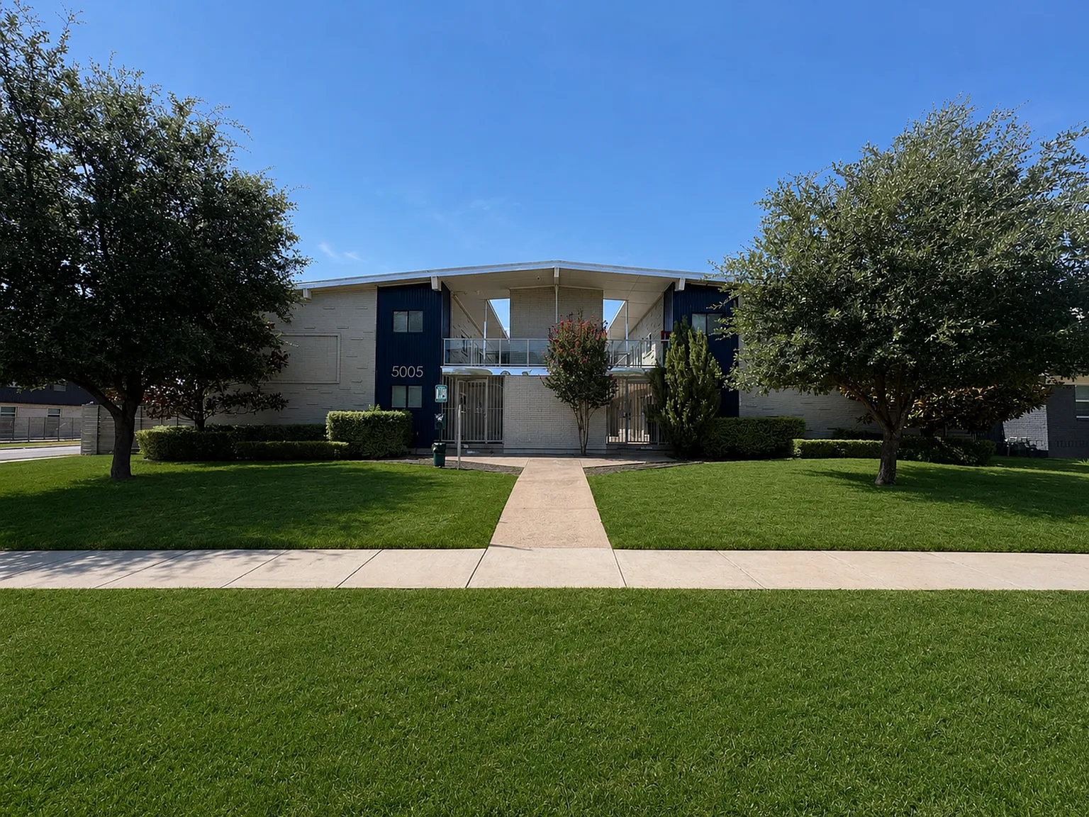 5005 San Jacinto St — Photo 2