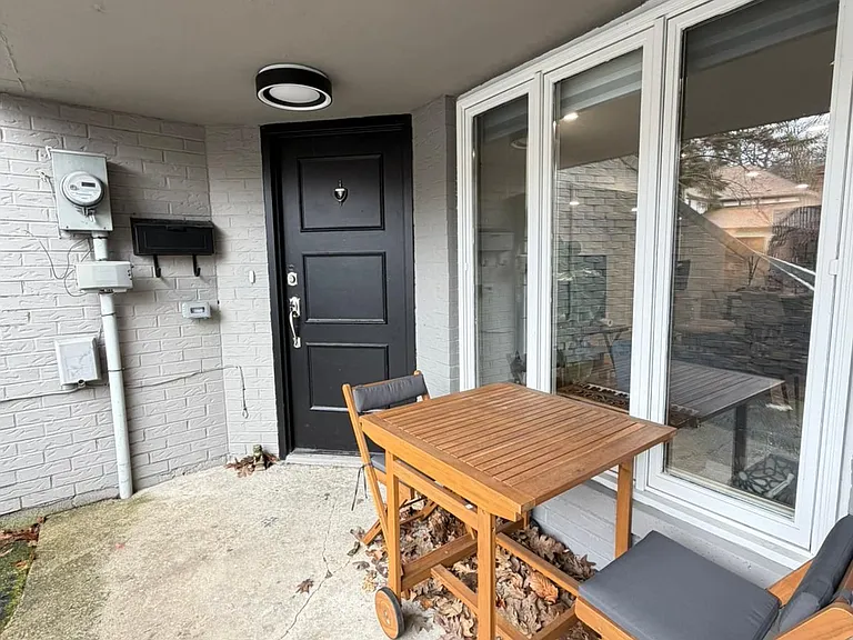 6 Woodvale Cres #LOWER — Photo 2