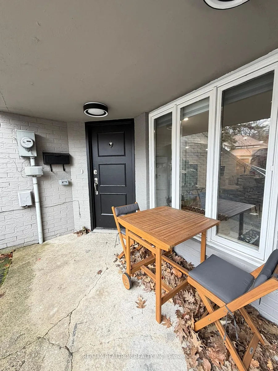 Building Photo - 6 Woodvale Cres #LOWER