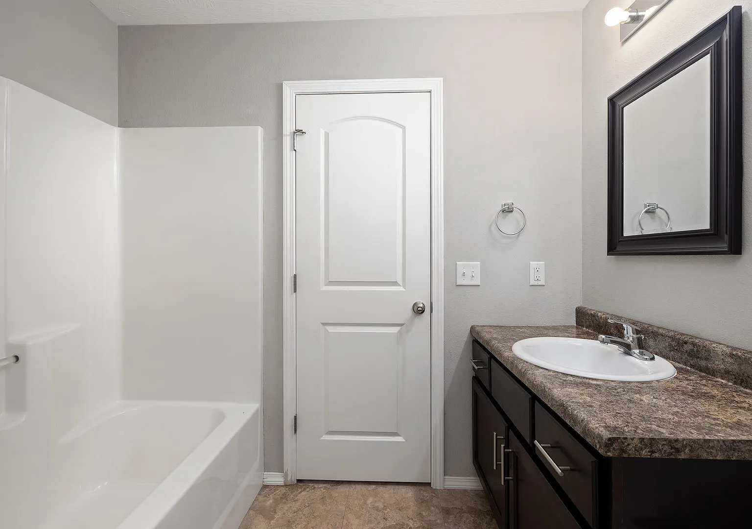 3 Bedroom Duplex - Springfield MO — Photo 4
