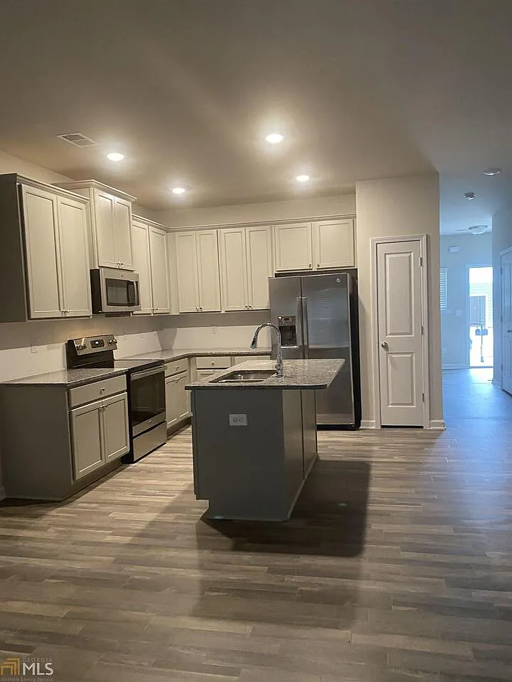 3 bed, 2.5 bath, 1699 sqft, $1,800 — Photo 2
