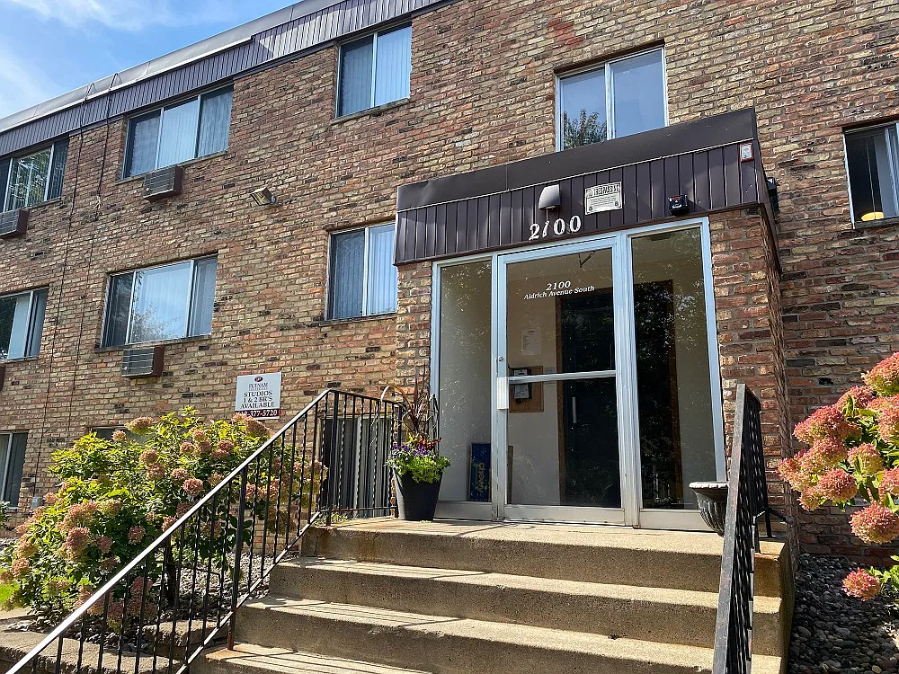 2100 Aldrich — Photo 3