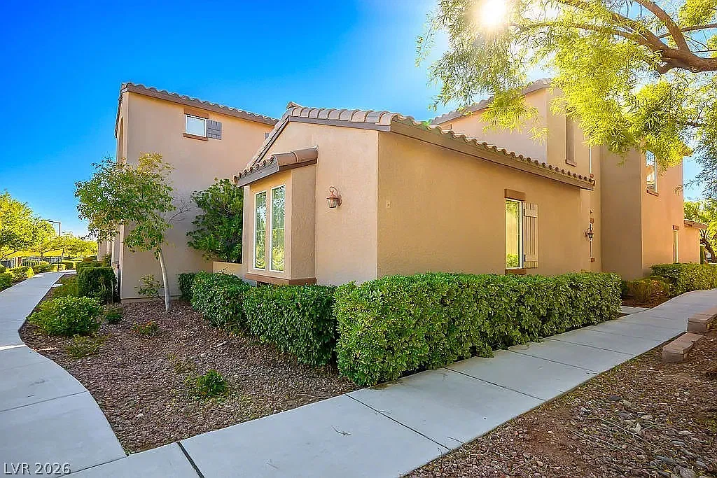 2 bed, 2.5 bath, 1744 sqft, $2,400 — Photo 2