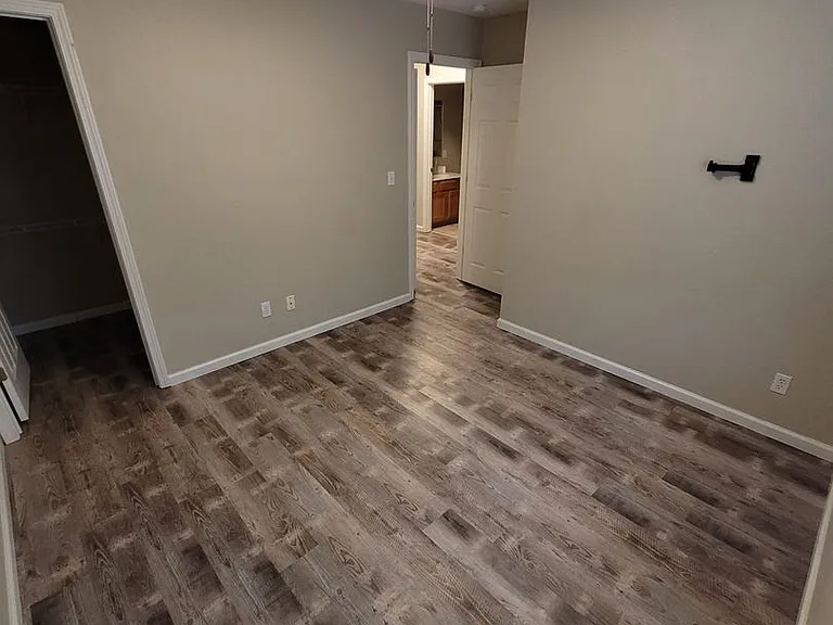 416 Shade Tree Ln — Photo 2