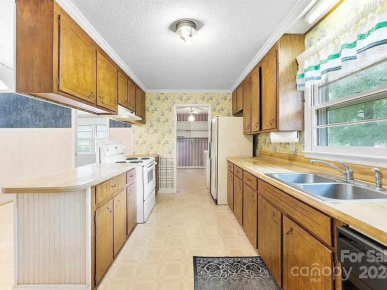 8105 Douglas Dr — Photo 15