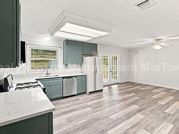 4th image of 1301 Burleson St